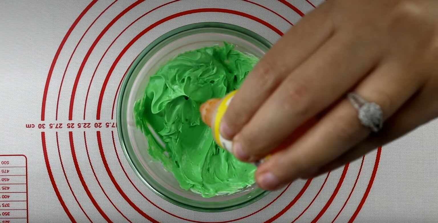 Are liquid or powdered food coloring better
