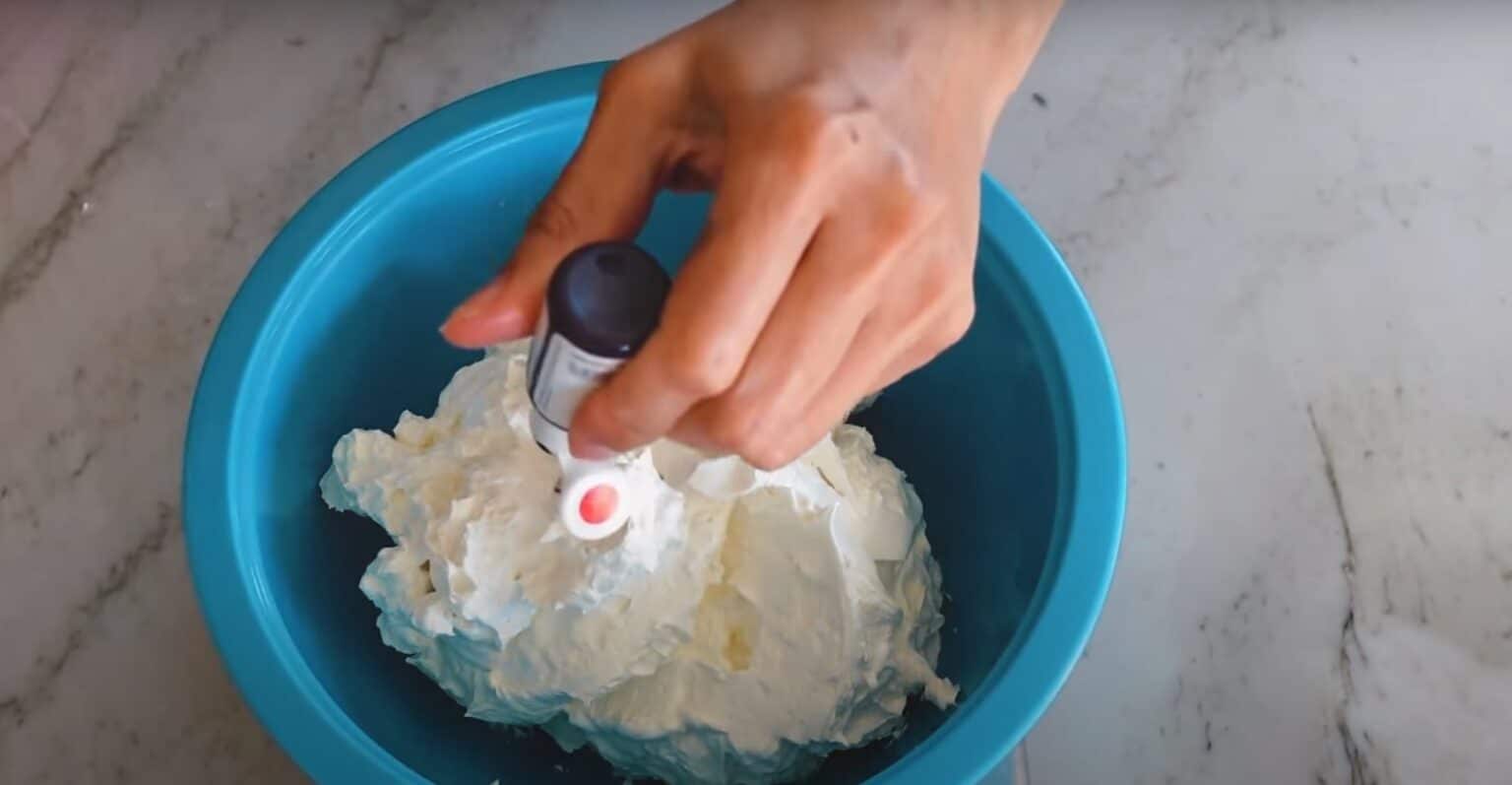 How do you add food coloring to buttercream